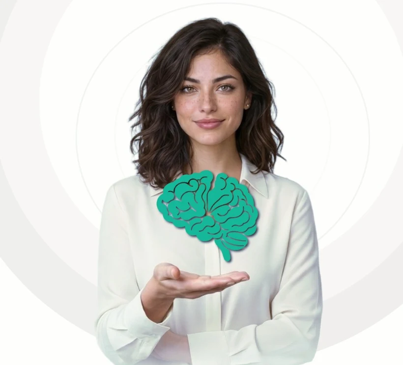 Ejecutiva sosteniendo un cerebro verde en la palma de la mano